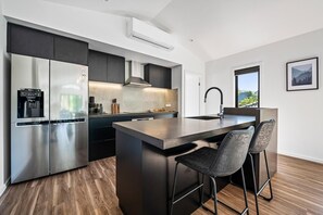 Een microgolfoven, een kookplaat, een vaatwasser