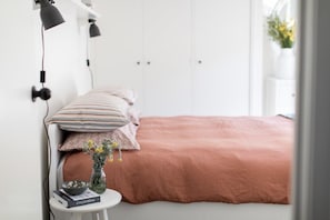 4 bedrooms, premium bedding, iron/ironing board, free WiFi