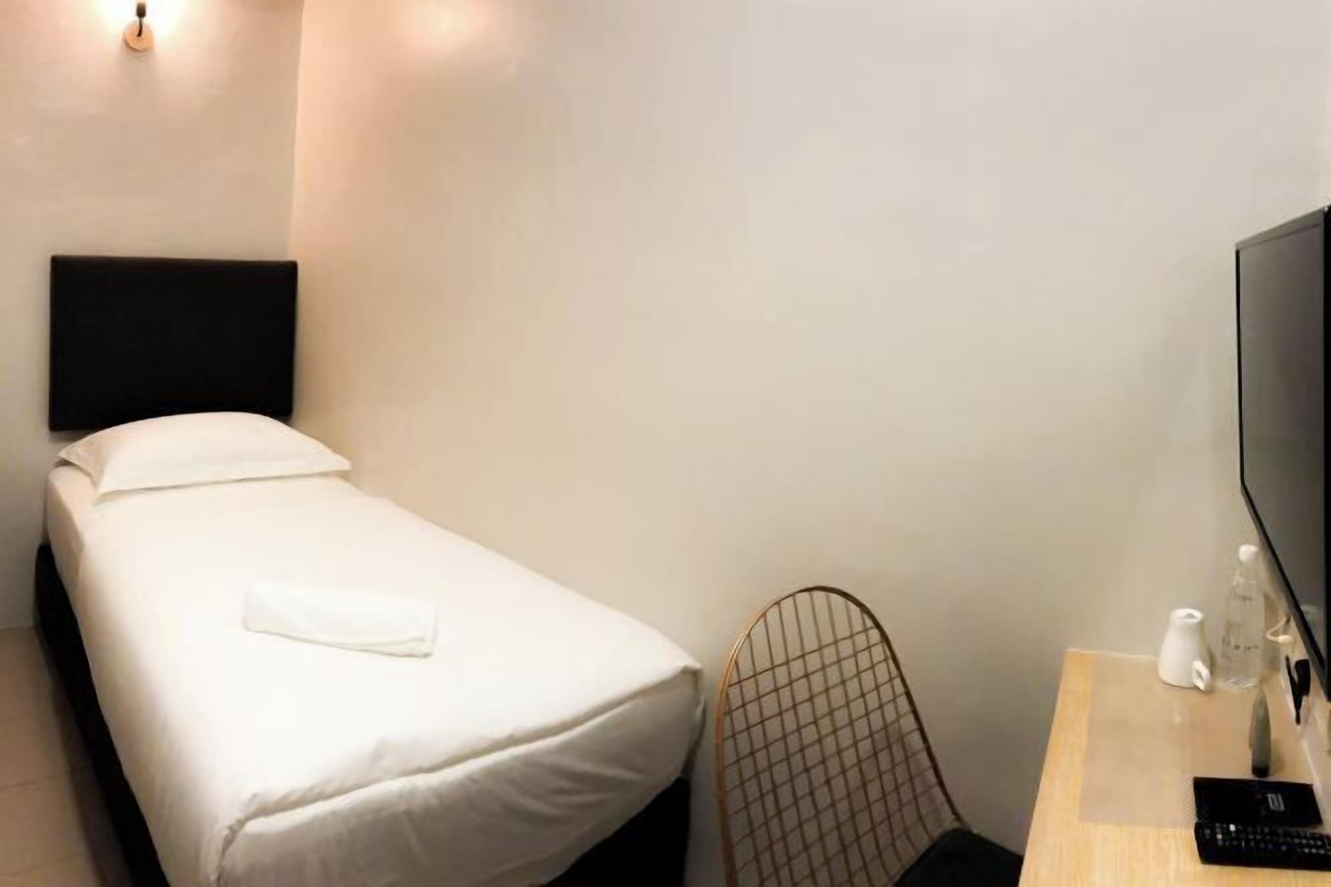 办公桌、免费 WiFi