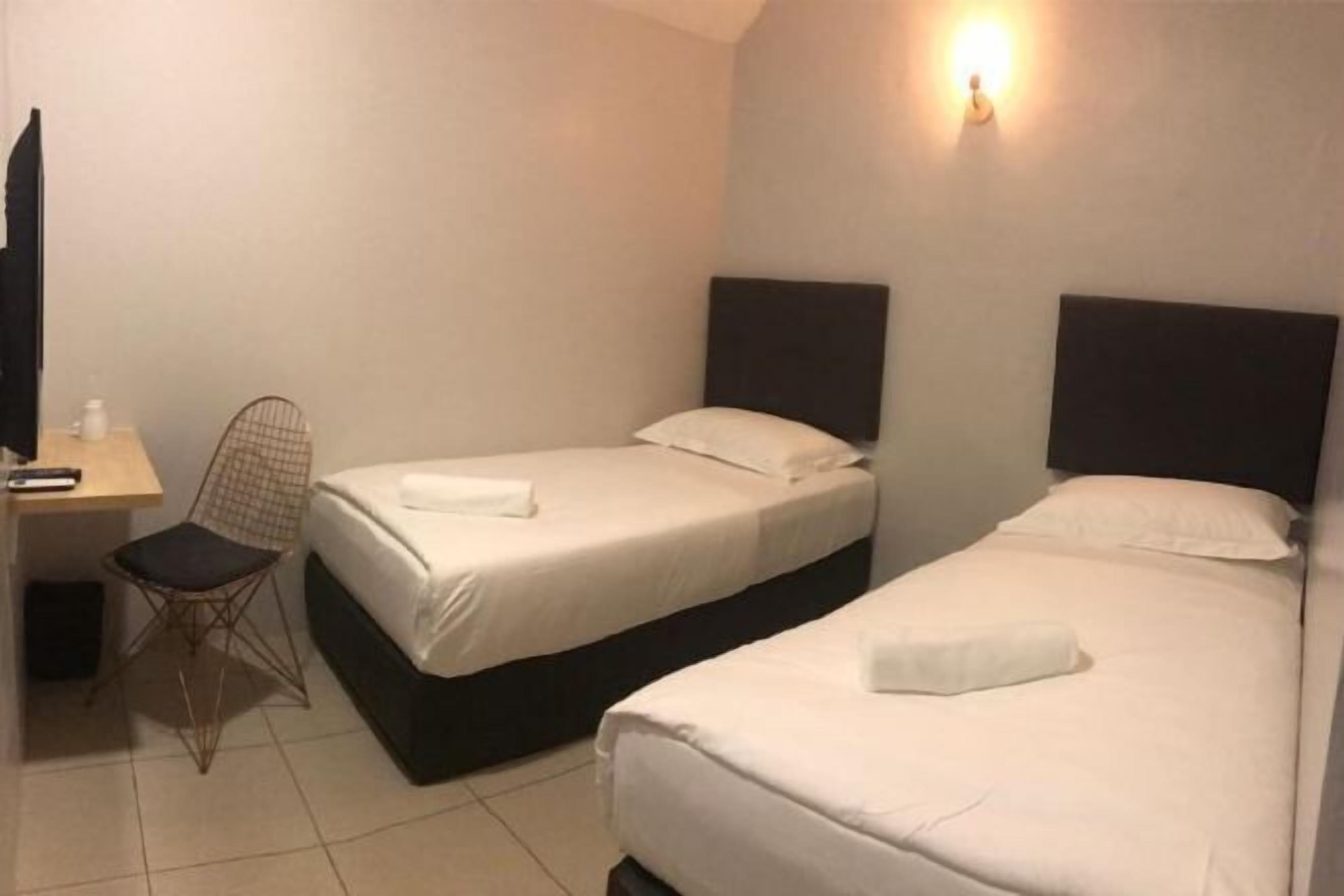 办公桌、免费 WiFi