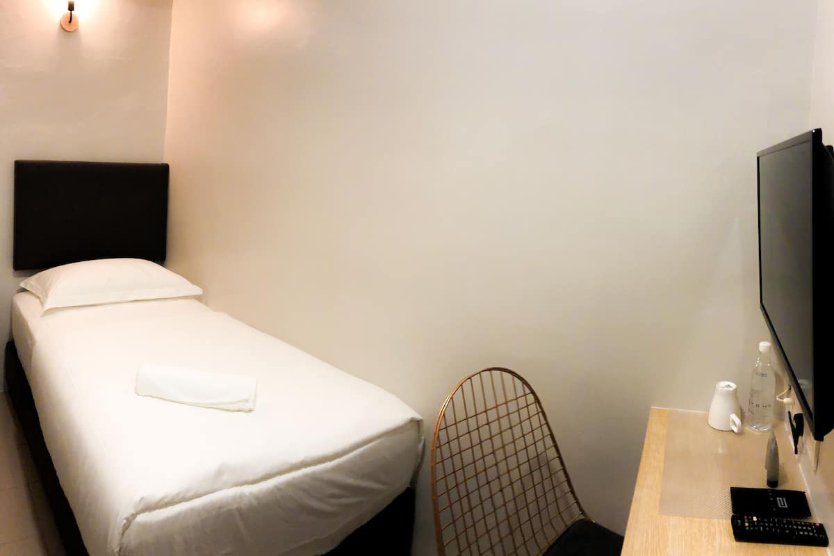 Solo Room | Desk, free WiFi