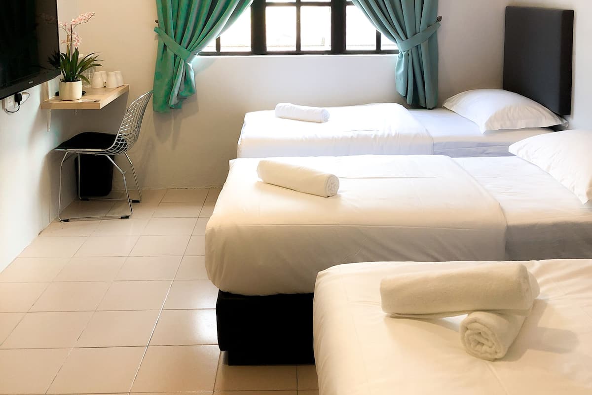 Family Room | Desk, free WiFi