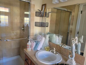 Combined shower/tub, jetted tub, hair dryer, towels