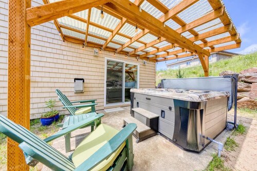 3 Master Suites, Spa, Pool table, Game room, views