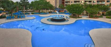 Alberca techada y alberca al aire libre