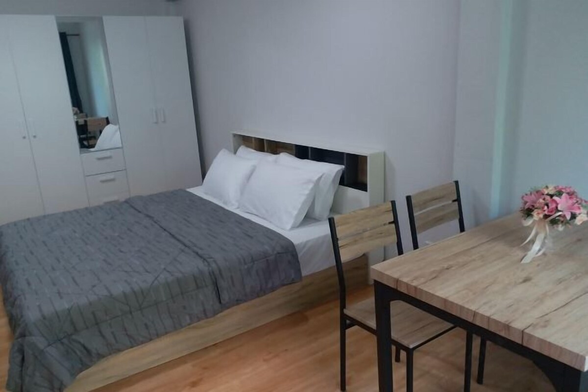 Escritorio, wifi gratis, ropa de cama
