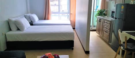 Family Suite | 1 bedroom, desk, free WiFi, bed sheets