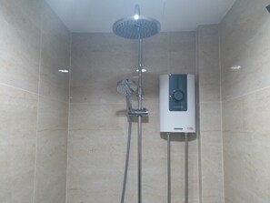 Superior-Zimmer | Badezimmer | Dusche, kostenlose Toilettenartikel, Hausschuhe, Bidet