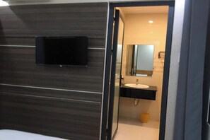 Habitación estándar | Escritorio, tabla de planchar con plancha, wifi gratis y ropa de cama