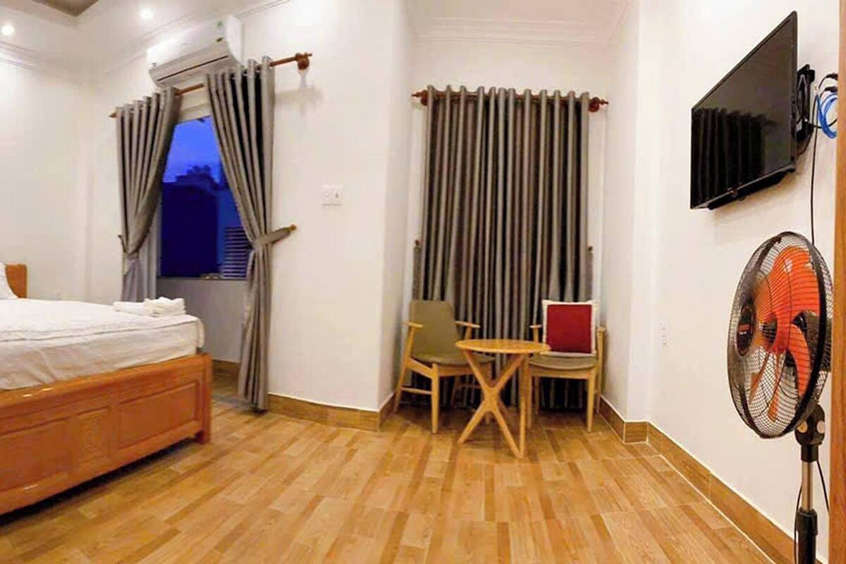 Desk, iron/ironing board, WiFi (free), bed sheets
