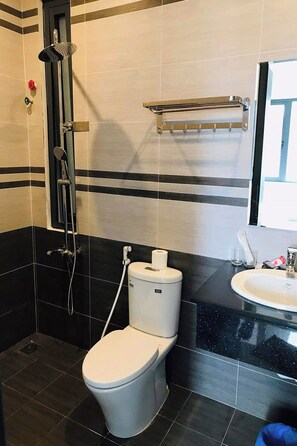 Douche, articles de toilette gratuits, sèche-cheveux, chaussons