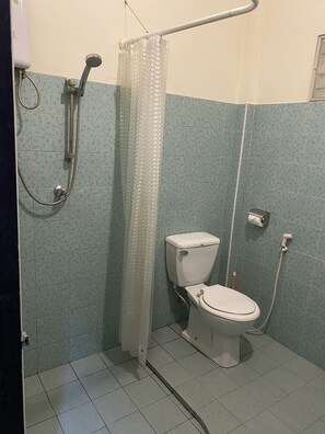 Habitación estándar | Baño | Regadera y toallas 