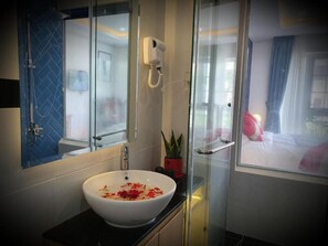 ฝักบัว, ของใช้ในห้องน้ำฟรี, ผ้าเช็ดตัว