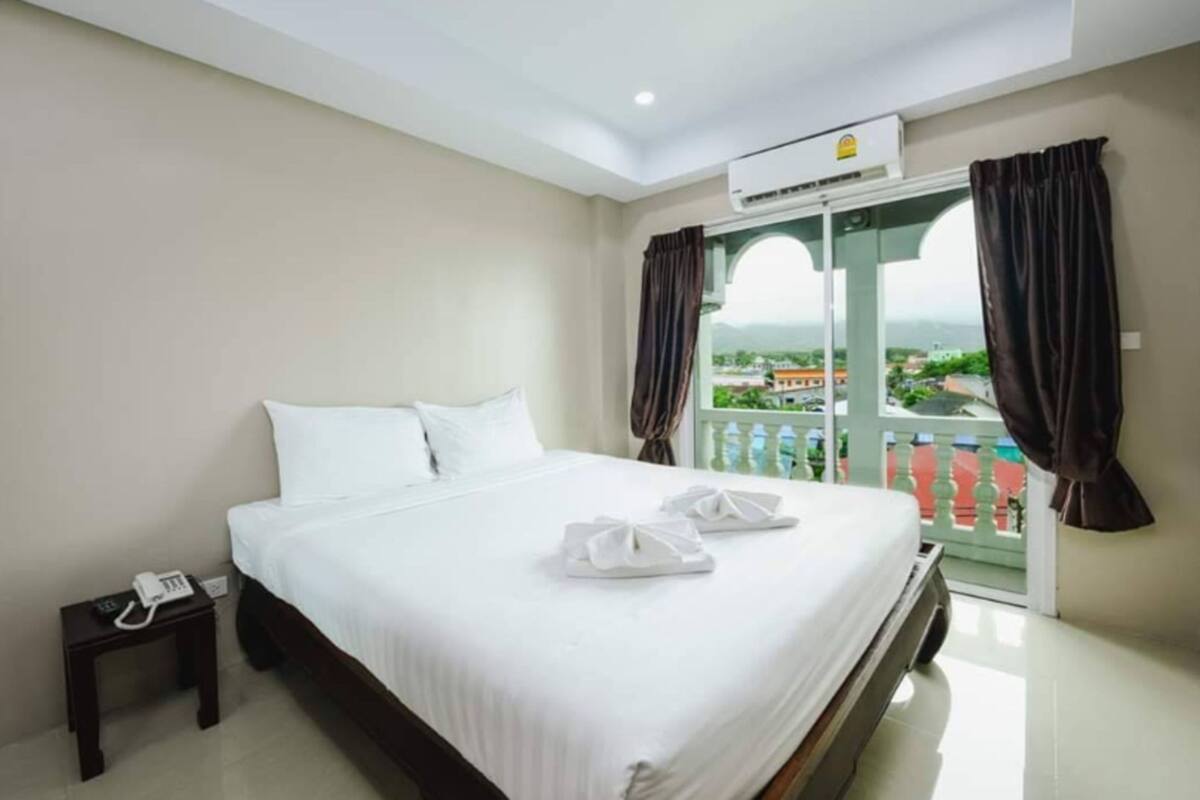 Deluxe Double Room | Desk, WiFi (free), bed sheets