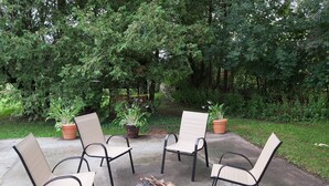 An outdoor seating area with four chairs and a fire pit. - Escape to the Country! Sleeps 4 (Thomasburg)