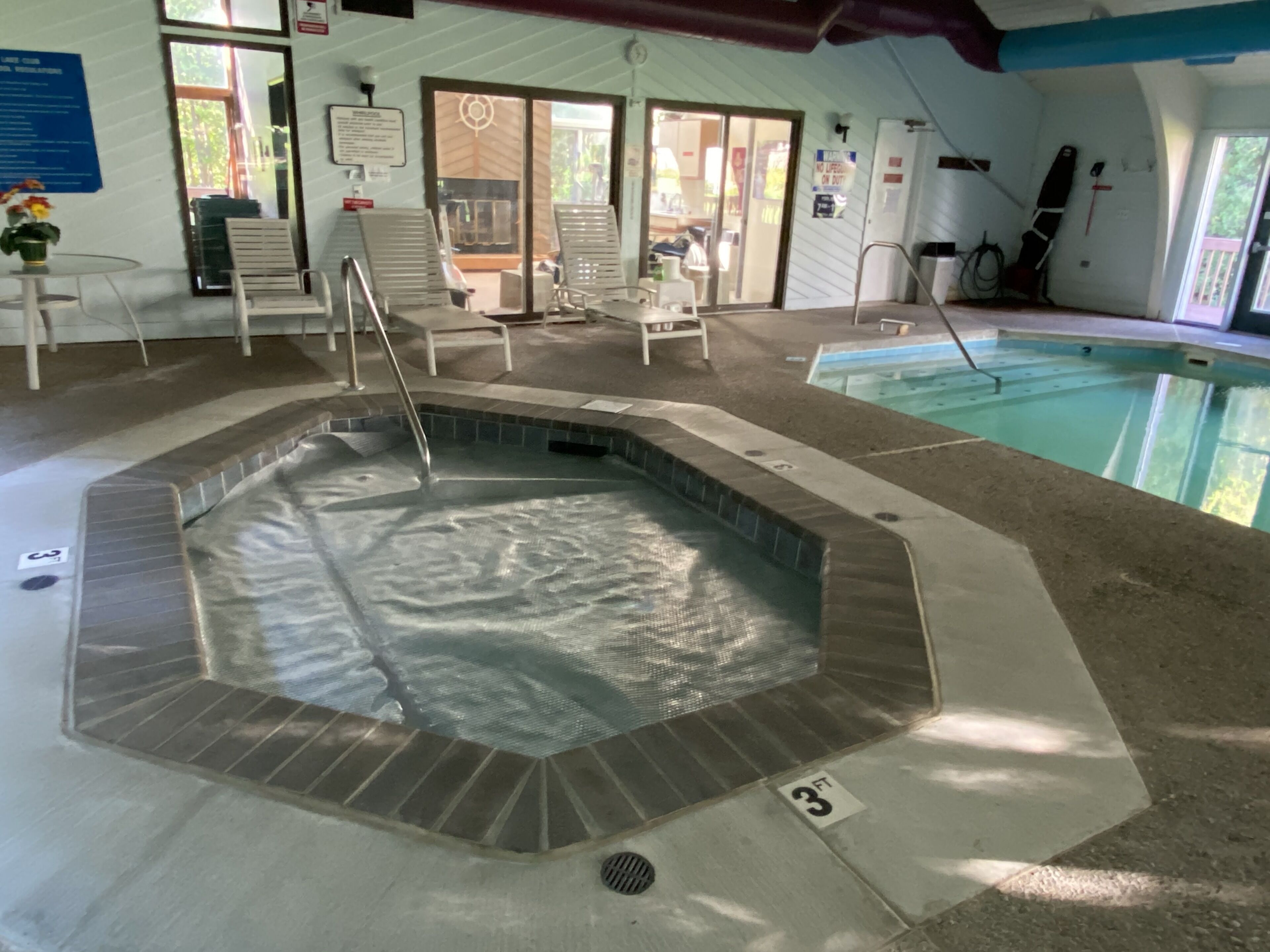 Hot tub in clubhouse, available to guests