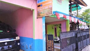 A colorful building with a sign advertising a "LEX MINER GUESTHOUSE." - Ijen Miner Guest House (Banyuwangi)