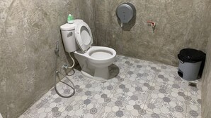 Shower, towels - Gedong Sari Homestay (Munduk)