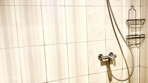 Studio | Bathroom - Galeri Ciumbuleuit 2 by Nu Apartment (Bandung)