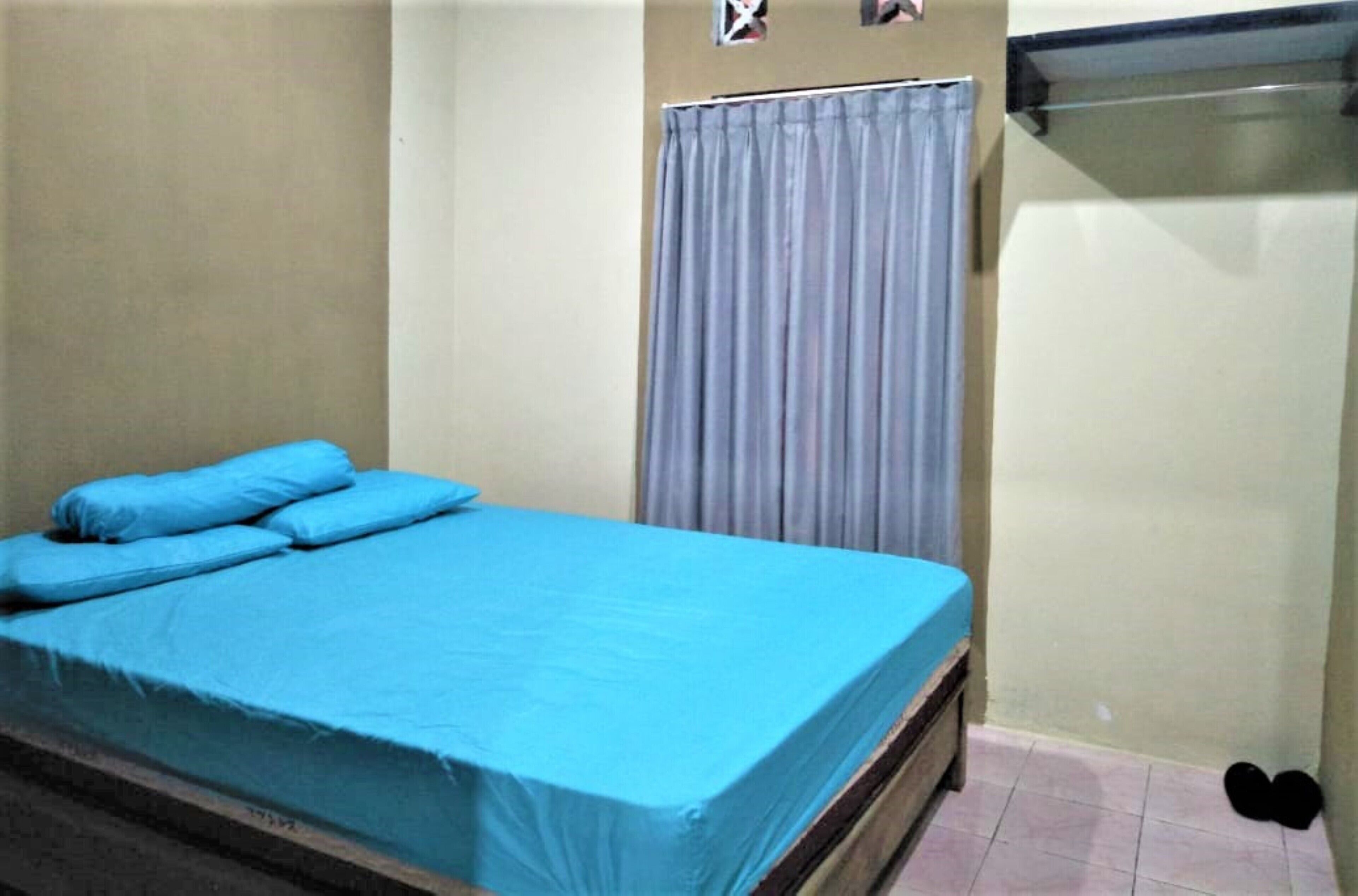Desk, WiFi (free), bed sheets