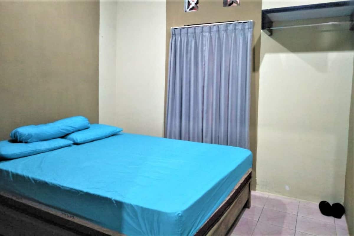 Desk, WiFi (free), bed sheets