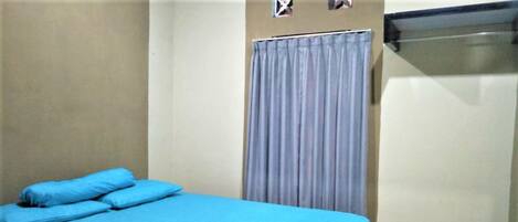 Escritorio, wifi gratis, ropa de cama