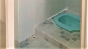 Un baño pequeño con bañera, inodoro y ducha.