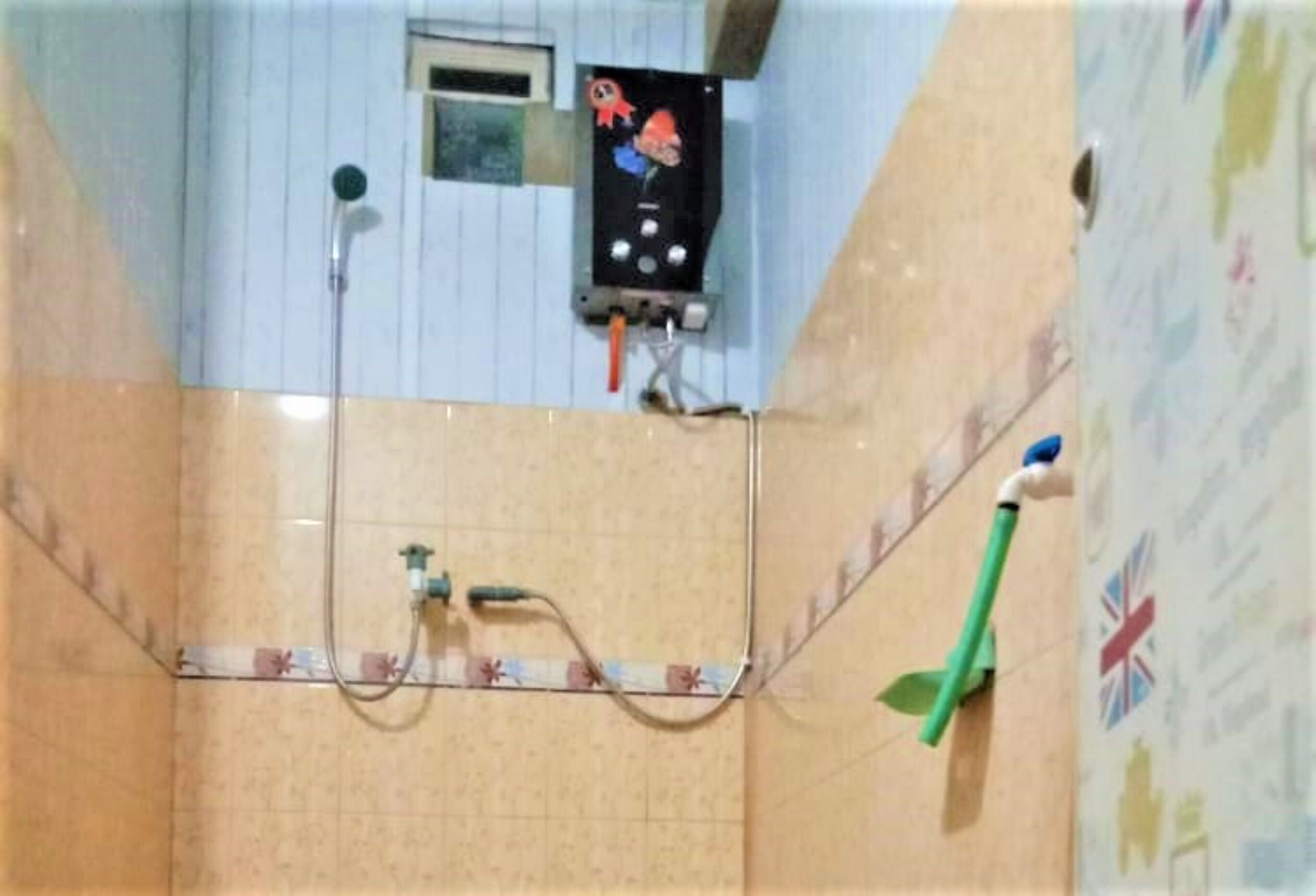 Ducha, artículos de tocador gratuitos, toallas