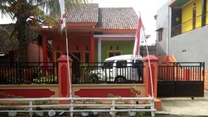 Interior - Yunior Guesthouse (Banyuwangi)