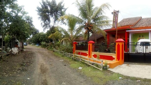 Front of property - Yunior Guesthouse (Banyuwangi)