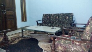 Shower, towels - Yunior Guesthouse (Banyuwangi)