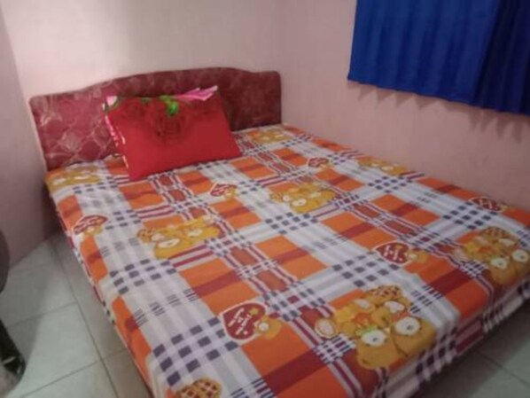 Desk, soundproofing, free WiFi, bed sheets