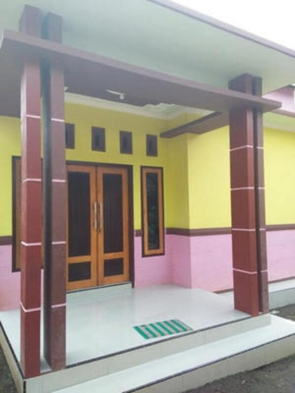 Desk, soundproofing, free WiFi, bed sheets - Ijen Mansjestic B&B (Banyuwangi)