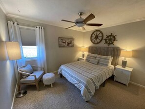 5 bedrooms, iron/ironing board, WiFi, bed sheets - Beautiful Waterfront, w/ Dock, Firepit, Hot tub (Cadiz)
