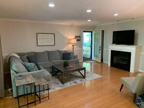 TV, fireplace, video games - Beautiful Waterfront, w/ Dock, Firepit, Hot tub (Cadiz)