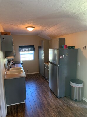 Réfrigérateur, four à micro-ondes, un four, surface de cuisson