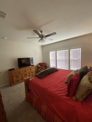 4 habitaciones, tabla de planchar con plancha, cuna de viaje y wifi 