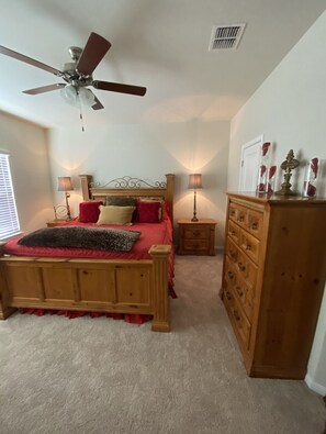 4 makuuhuonetta, silitysrauta/-lauta, vauvan matkasänky, Wi-Fi