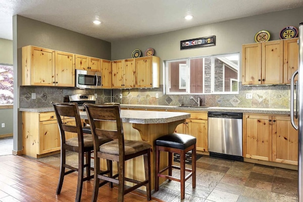 Kjøleskap, mikrobølgeovn, ovn og kokeplater