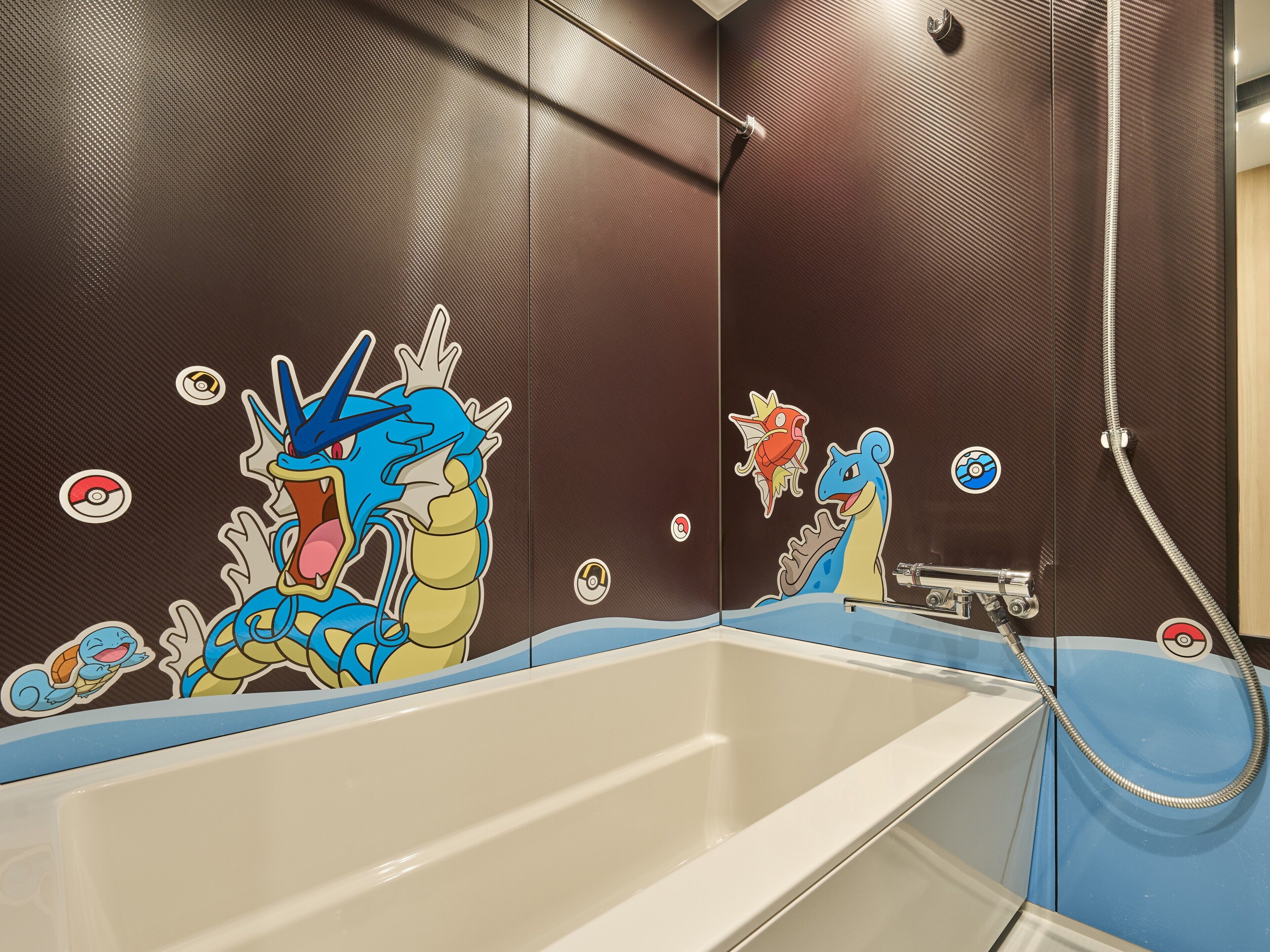 ポケモンルーム | バスルーム | 個別の浴槽とシャワー、深めの浴槽、環境にやさしいバスアメニティ、ヘアドライヤー