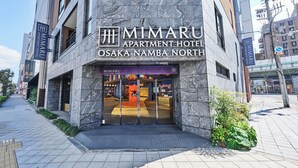 Mimaru Apartment Hotel Osaka Namba North - en bygning med moderne arkitektur og tydelig indgang.