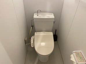 스탠다드 더블룸 | 욕실 | 샤워기/욕조 결합, 전신 욕조, 무료 세면용품, 헤어드라이어