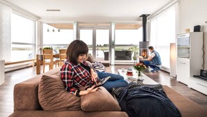 Un salon moderne avec un canapé, une table basse et une cheminée.