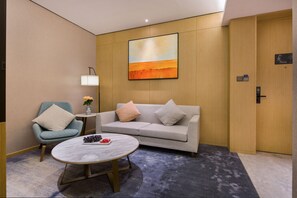 Escrivaninha, cortinas blackout, Wi-Fi de cortesia, roupa de cama