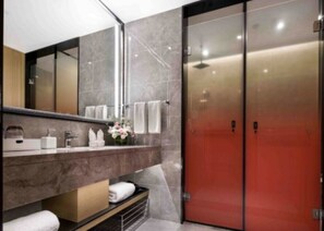 Douche, articles de toilette gratuits, sèche-cheveux, chaussons