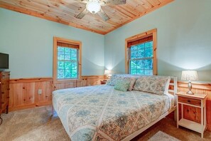 2 bedrooms, iron/ironing board, free WiFi, bed sheets - Gillford Cottage - Creek, Private, Lake Access! (Lake Lure)