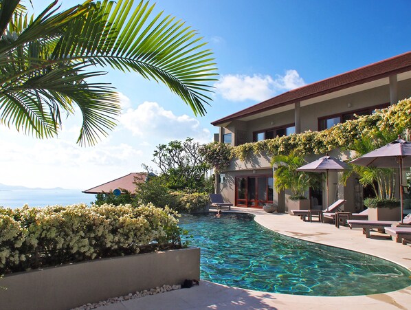 حمّام سباحة خارجي