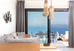 Een televisie, een open haard en een stereo