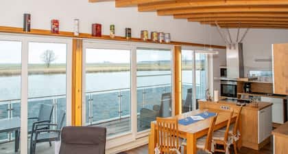 03. floating houses (105 m²) Hero - Floating house no. 7 with fireplace and pet