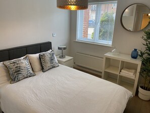 2 Schlafzimmer, Bügeleisen/Bügelbrett